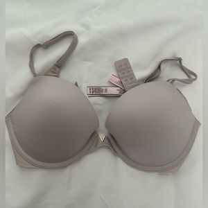 Victoria’s secret push-up Bra. Size 32D lightly used great condition soft sides